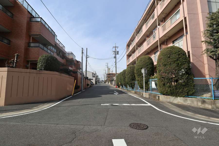 物件の北側前面道路（東側から）