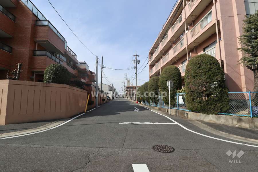 物件の北側前面道路（東側から）