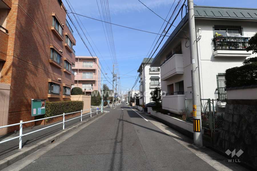 物件の東側前面道路（南側から）
