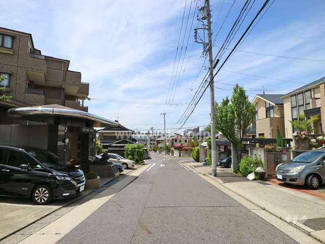 敷地の北側前面道路（東側から）