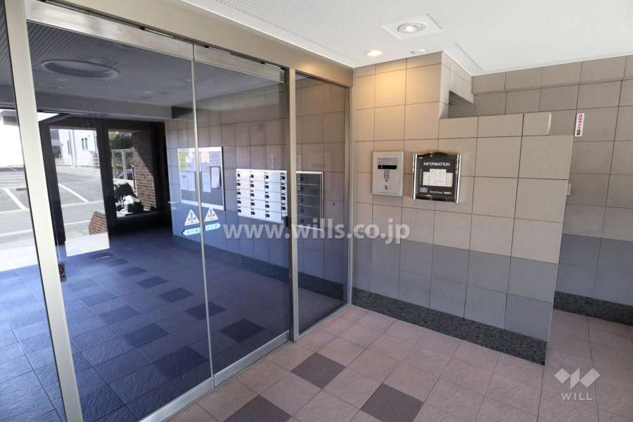 エントランスはオートロック付きです。