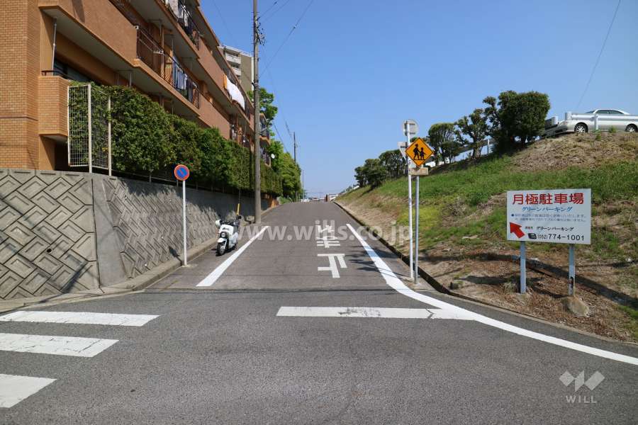 敷地西側前の南側前面道路（西側から）
