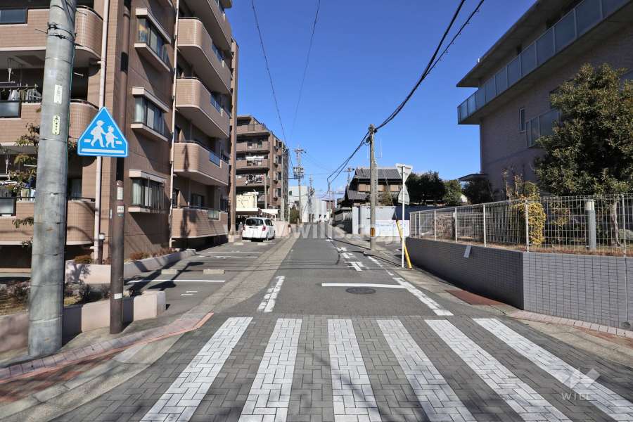 敷地東側の前面道路（南側から）