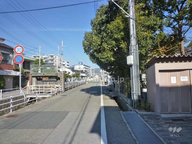 敷地西側の前面道路。水路が流れています。