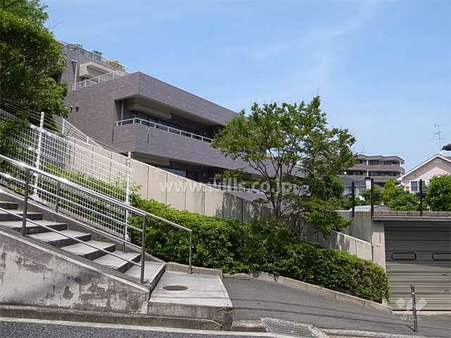周辺はマンションと一戸建てが混在する閑静な住宅地です。