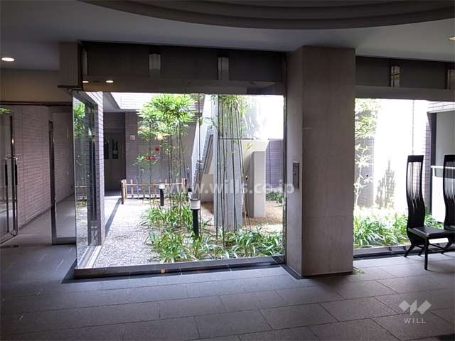 エントランスホールは中庭に面しています。