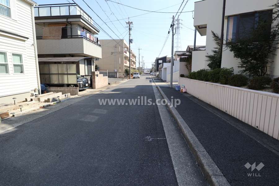 敷地北側の前面道路(西側から)