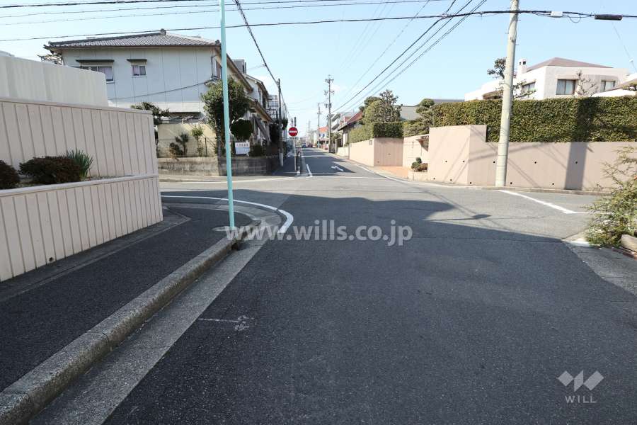 敷地北側の前面道路(東側から)