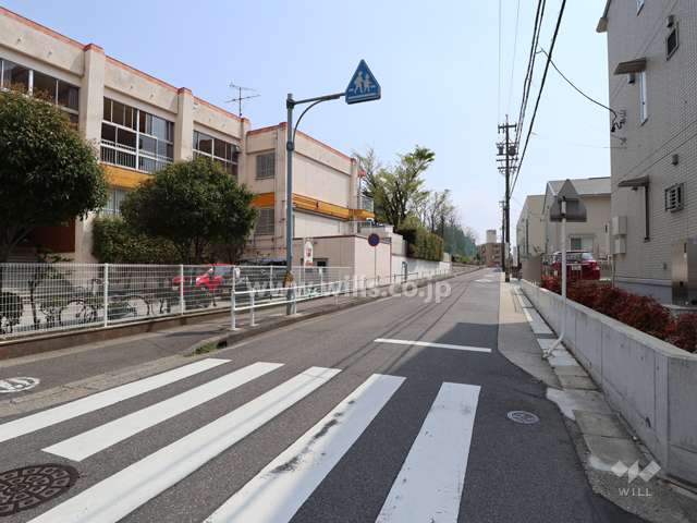 東側前面道路(北側から)