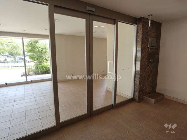 エントランスはオートロック付きです。