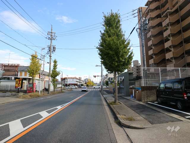 敷地北西側の前面道路（南西側から）