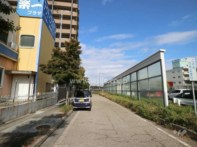 敷地北東側の前面道路（南東側から）