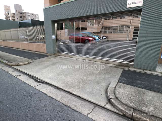 北西側駐車場出入口（リングシャッター付き）
