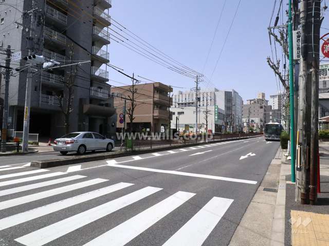 敷地南側の前面道路（東側から）