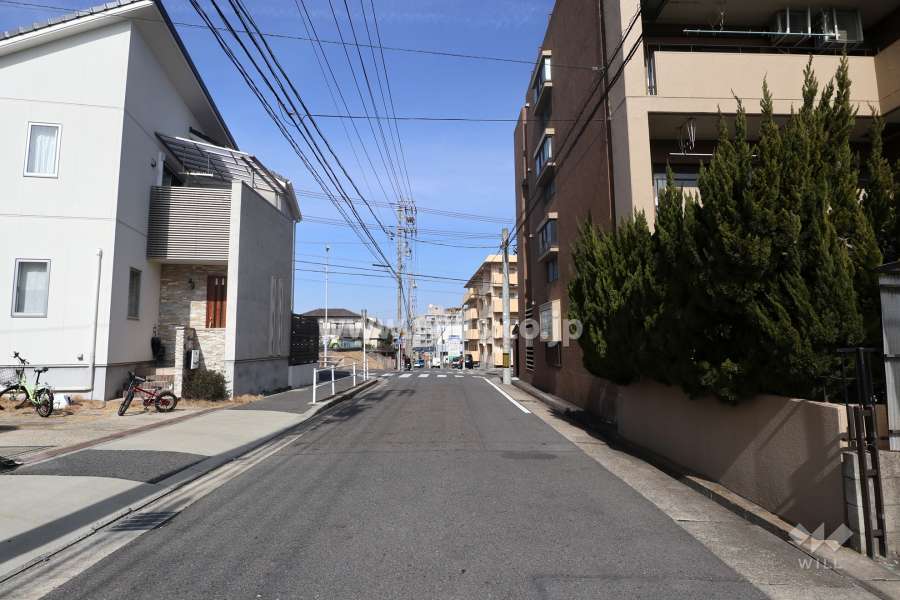 物件の西側前面道路（南側から）