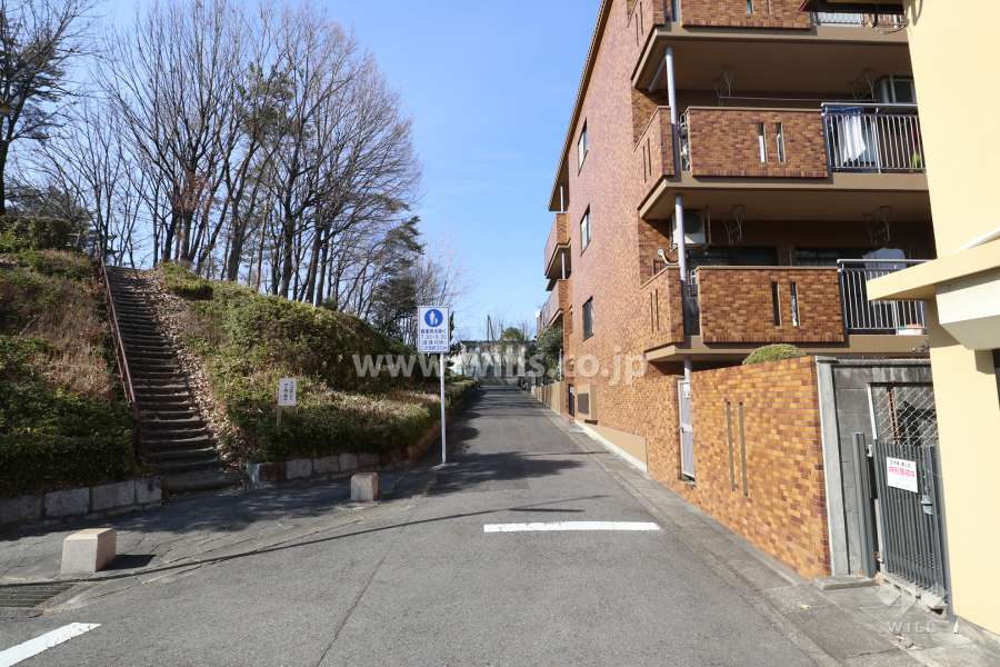 物件の南西側前面道路（南東側から）