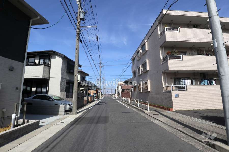 物件の西側前面道路（南側から）