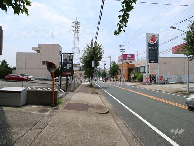 敷地の北西側前面道路（北東側から）