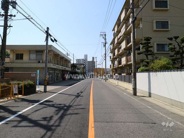 物件の北側前面道路（東側から）