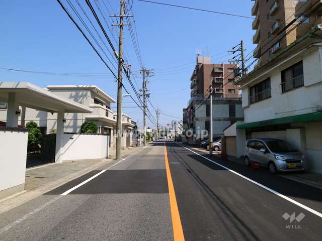 物件の北側前面道路（西側から）