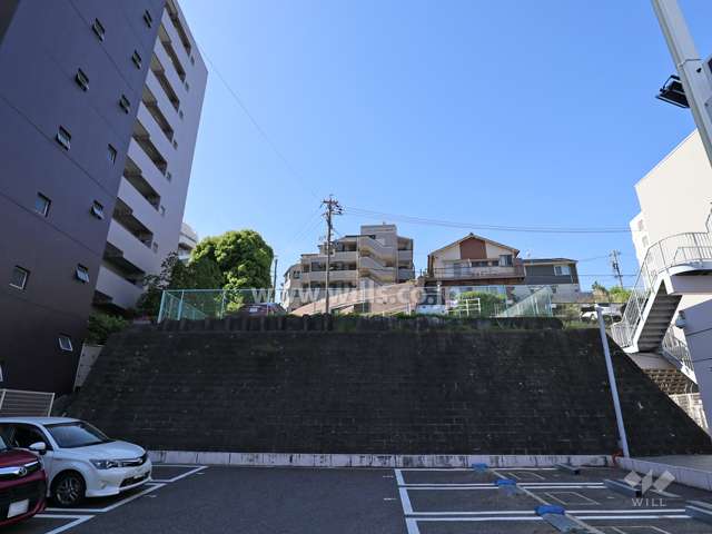 グローリアルヒルズ名東神丘町の遠景(北側から撮影)周辺はマンションと戸建が混在するエリアです。