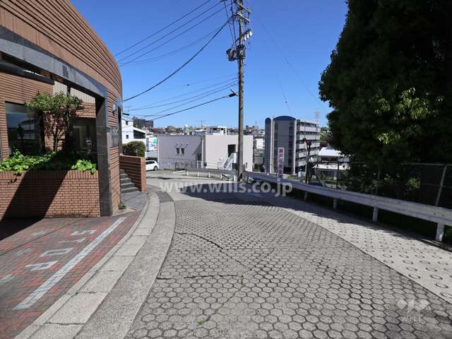 敷地の北東側前面道路(南東側から)