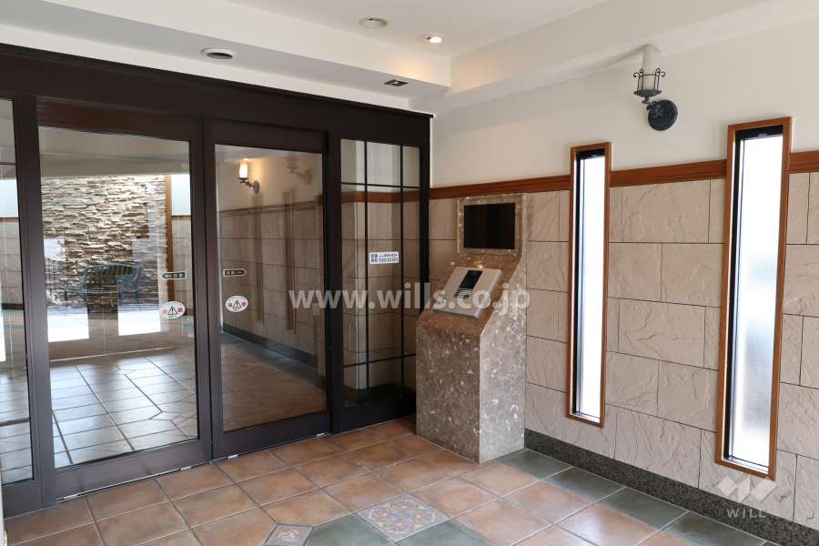 エントランスはオートロック付きです。