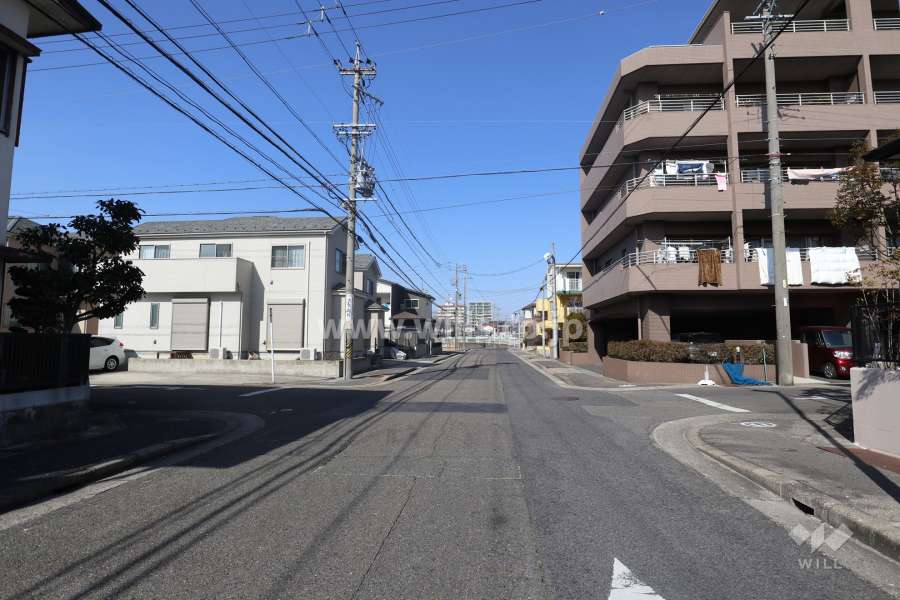物件の西側前面道路（南側から）