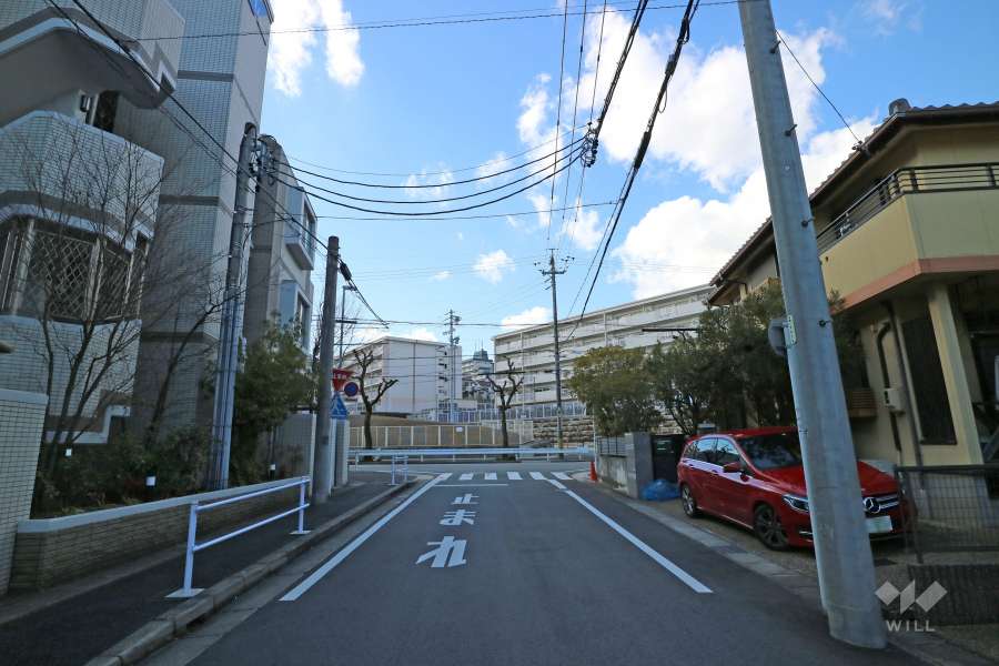 敷地の北側前面道路（東側から）