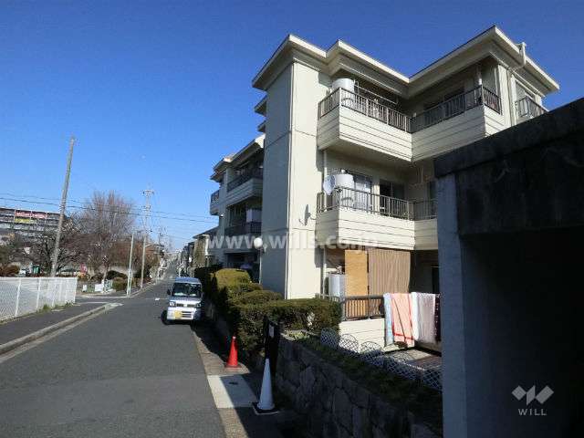 敷地西側の前面道路
