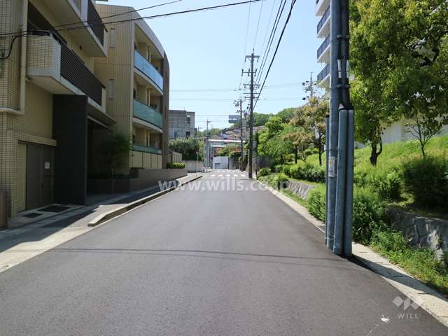 敷地西側の前面道路