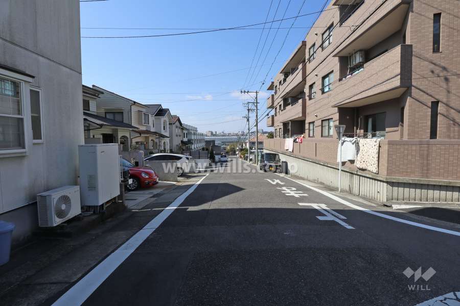 物件の南側前面道路（東側から）