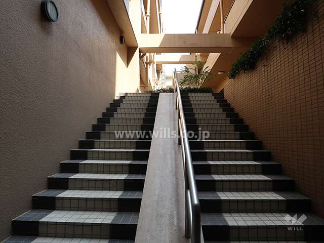 マンション内の階段と吹き抜け