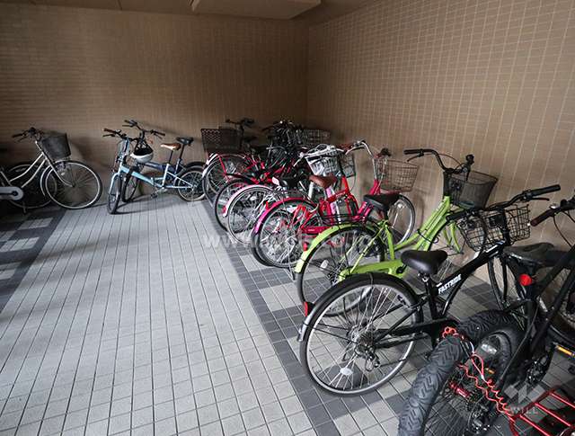 屋内に設けられた駐輪場