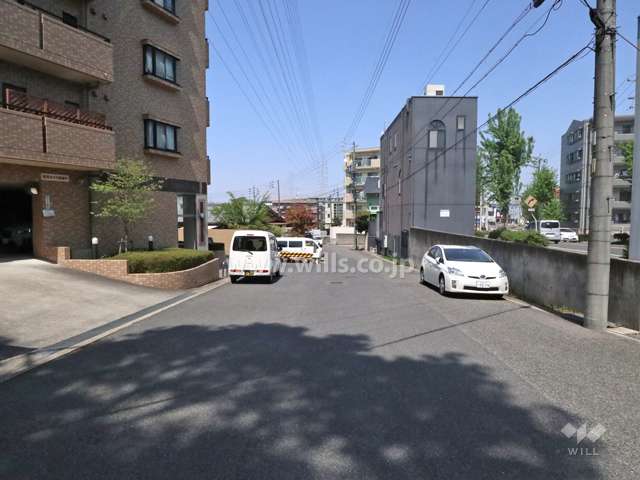 物件の東側前面道路（南側から）