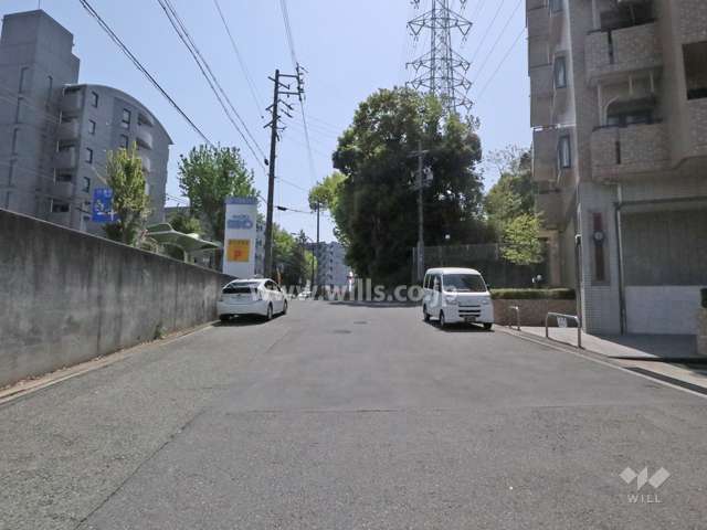 物件の東側前面道路（北側から）