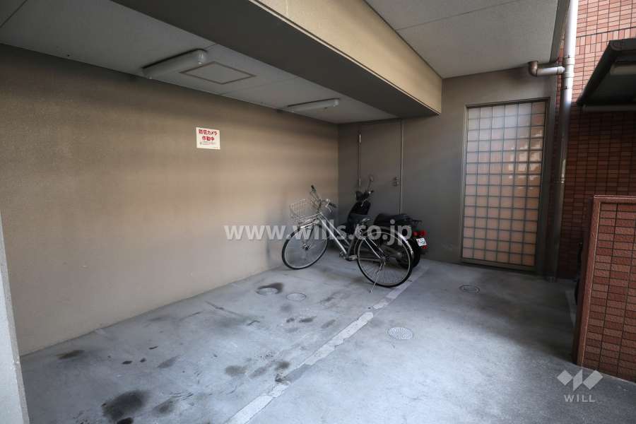 バイク置場と駐輪場
