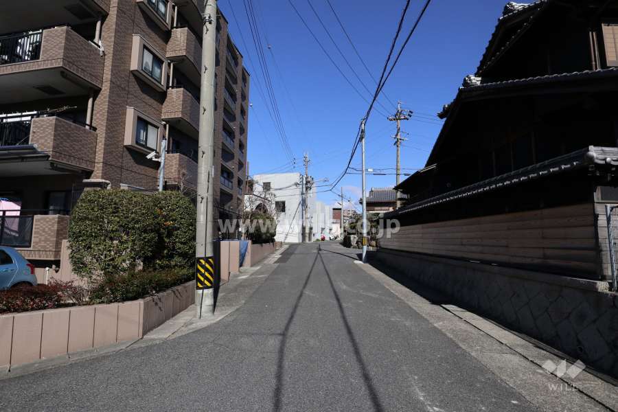 敷地東側の前面道路（南側から）