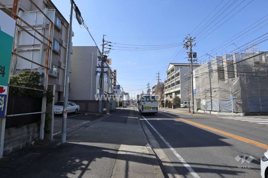 物件の北側前面道路（東側から）