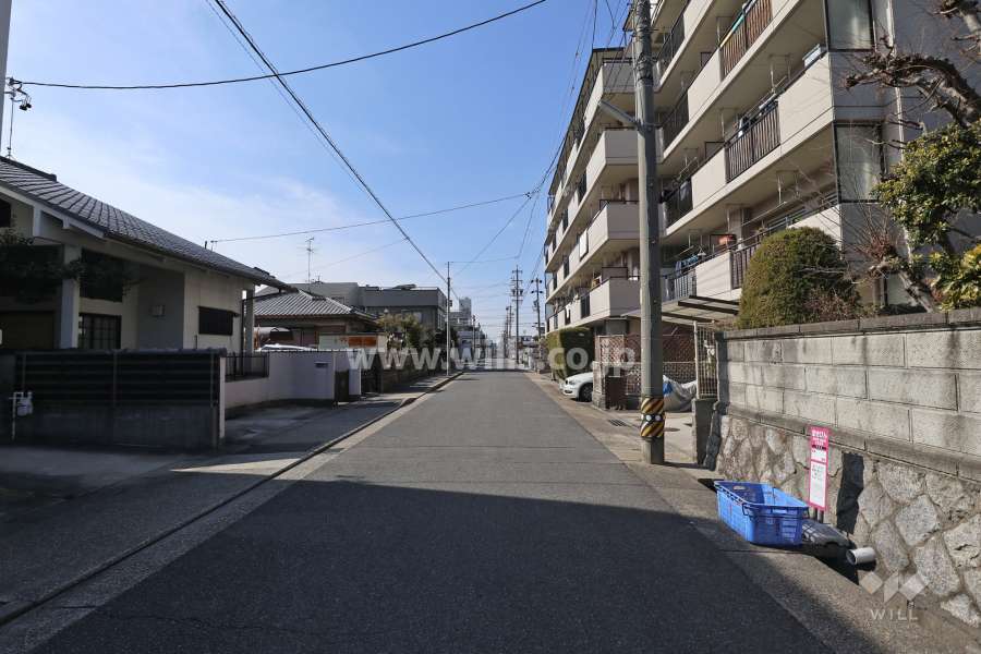 物件の南側前面道路（東側から）