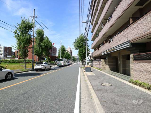 敷地の南側前面道路（東側から）