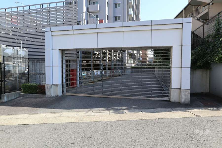駐車場出入り口(リングシャッター付き)