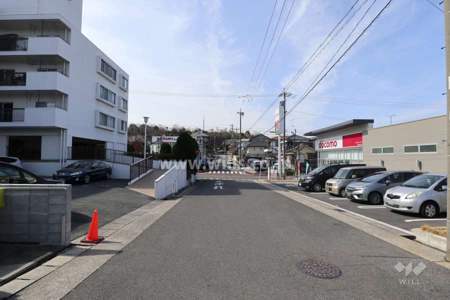 物件の北側前面道路（東側から）