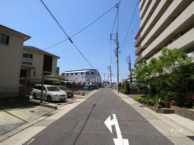 敷地の南側前面道路（東側から）