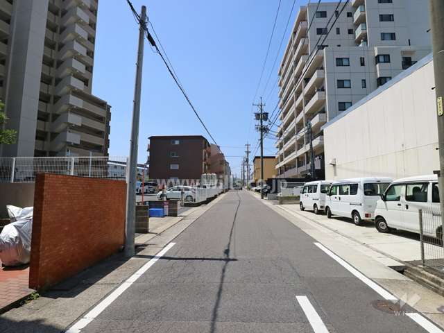 敷地の北側前面道路（東側から）