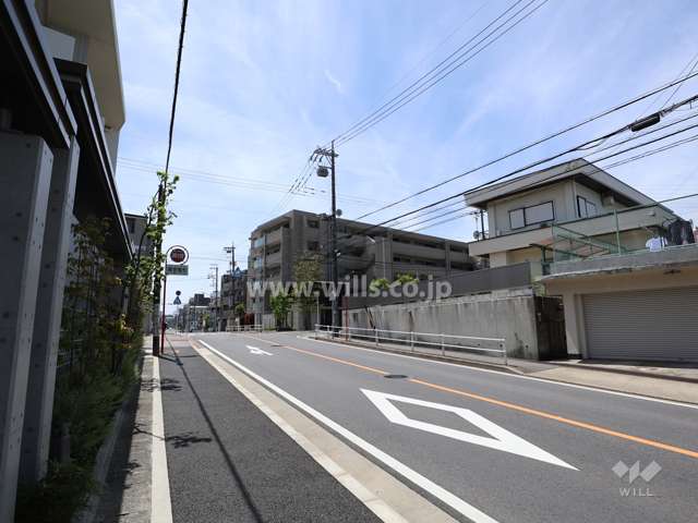 プラウド名東亀の井アベニューの遠景(北東側から撮影)周辺はマンションや戸建て、商業施設が混在するエリアです。
