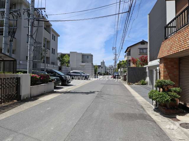 敷地の北側前面道路(東側から)