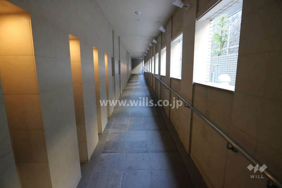 エントランスから住戸への廊下