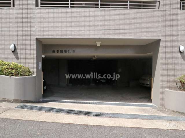 敷地東側の屋内駐車場出入り口