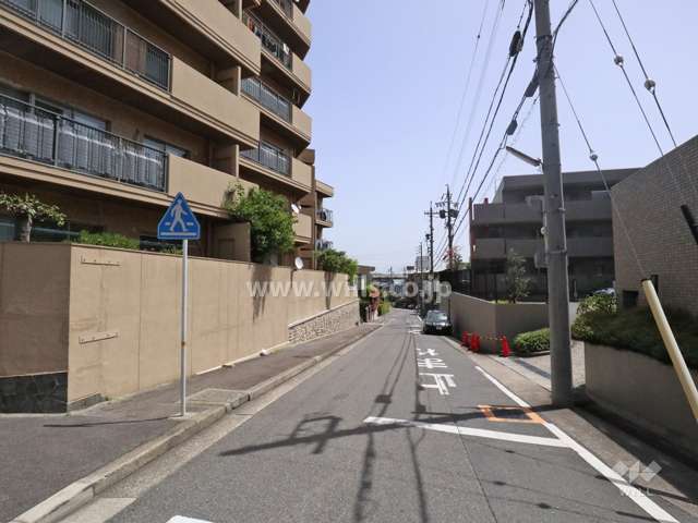 物件の北側前面道路（西側から）